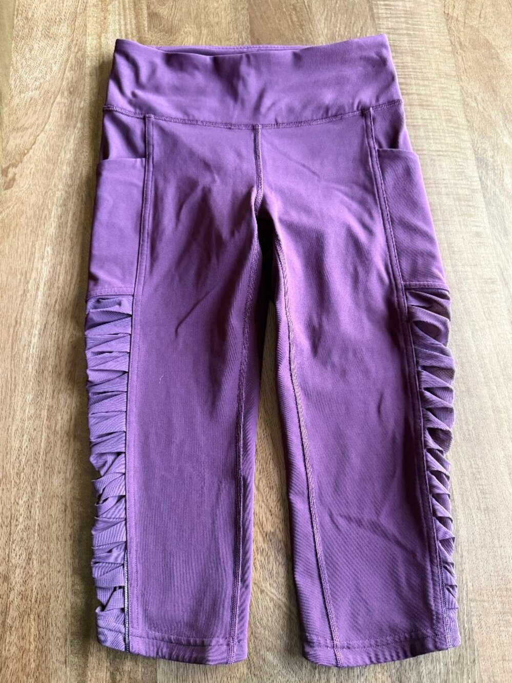 Lululemon Breezy Crop 17" Leggings in Iris Flower — Size 4